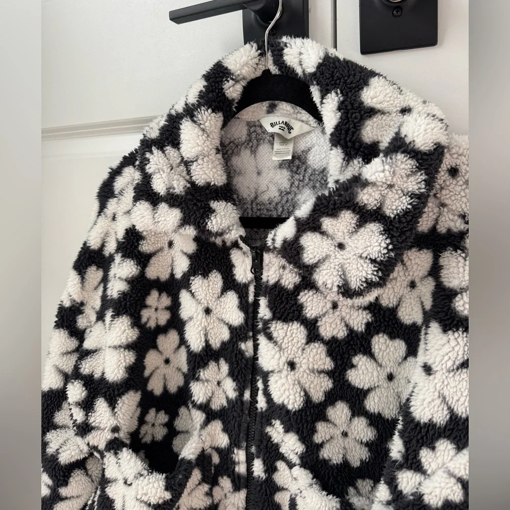 Billabong Warmed Up Floral Fleece Shacket sz Large in Black and White Flower - Picture 5 of 9
